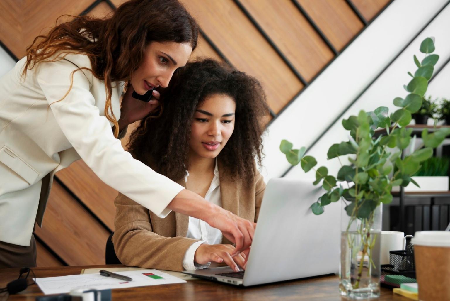 Espace de travail moderne avec analyses financières